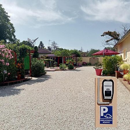 Une Pause Quelque Part Avec Recharge Pour Voiture Electrique Saint-Medard-de-Guizieres Exterior foto