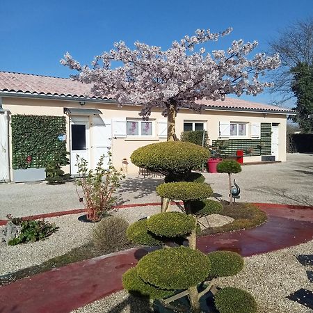 Une Pause Quelque Part Avec Recharge Pour Voiture Electrique Saint-Medard-de-Guizieres Exterior foto