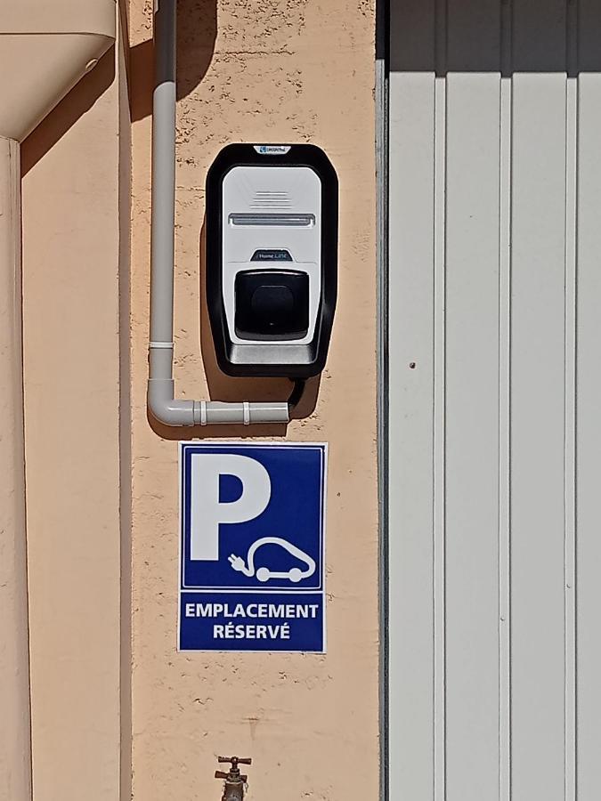 Une Pause Quelque Part Avec Recharge Pour Voiture Electrique Saint-Medard-de-Guizieres Exterior foto