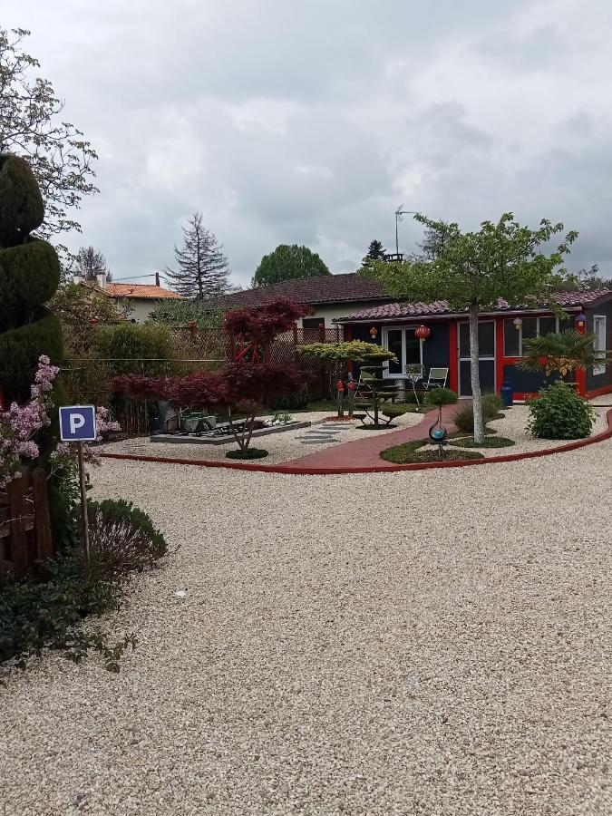 Une Pause Quelque Part Avec Recharge Pour Voiture Electrique Saint-Medard-de-Guizieres Exterior foto
