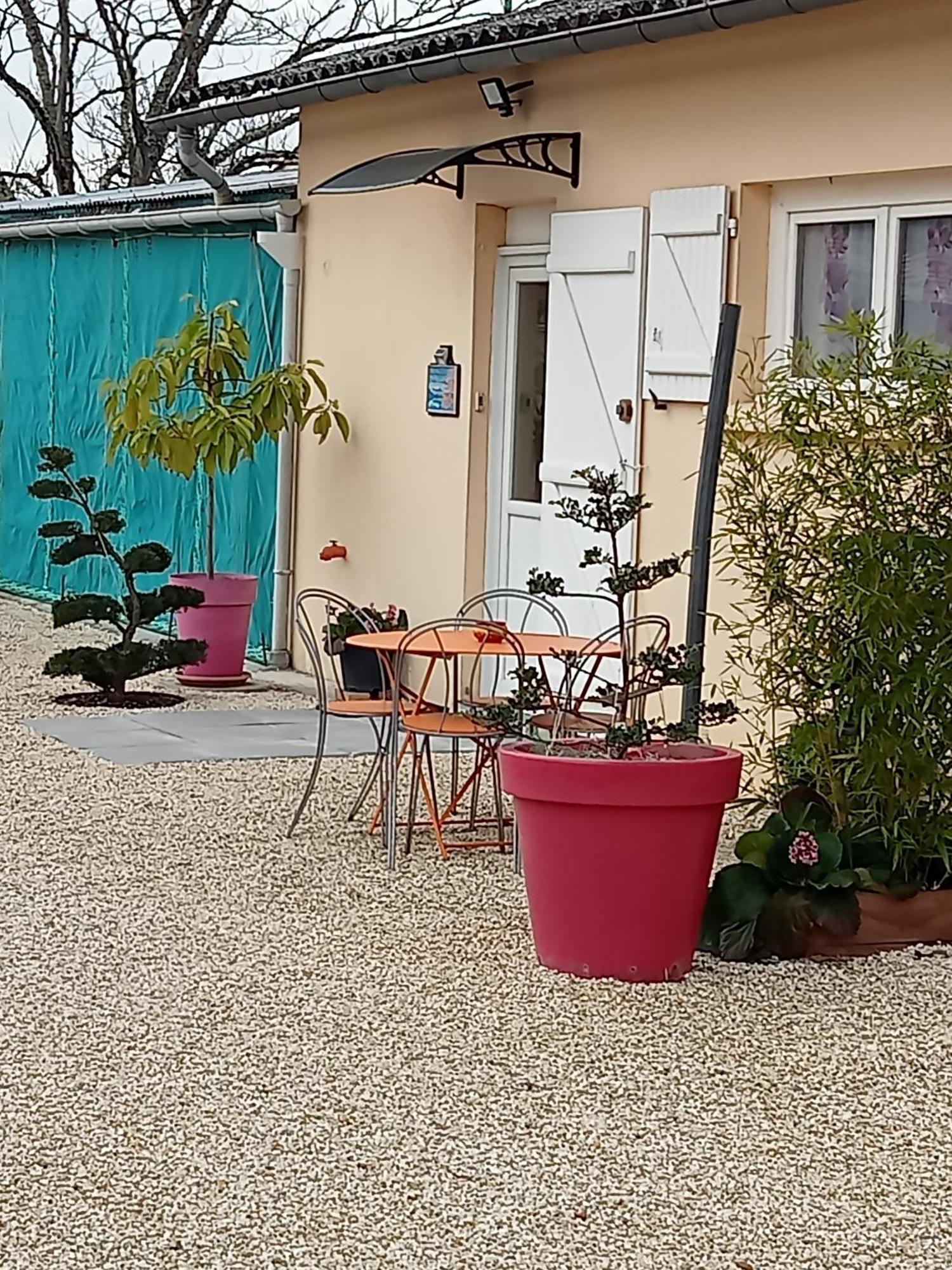 Une Pause Quelque Part Avec Recharge Pour Voiture Electrique Saint-Medard-de-Guizieres Exterior foto