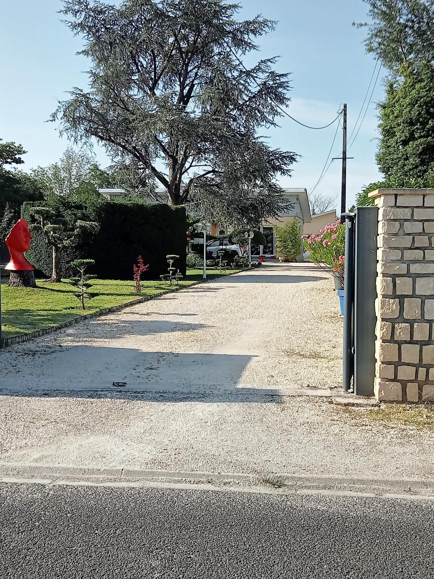 Une Pause Quelque Part Avec Recharge Pour Voiture Electrique Saint-Medard-de-Guizieres Exterior foto