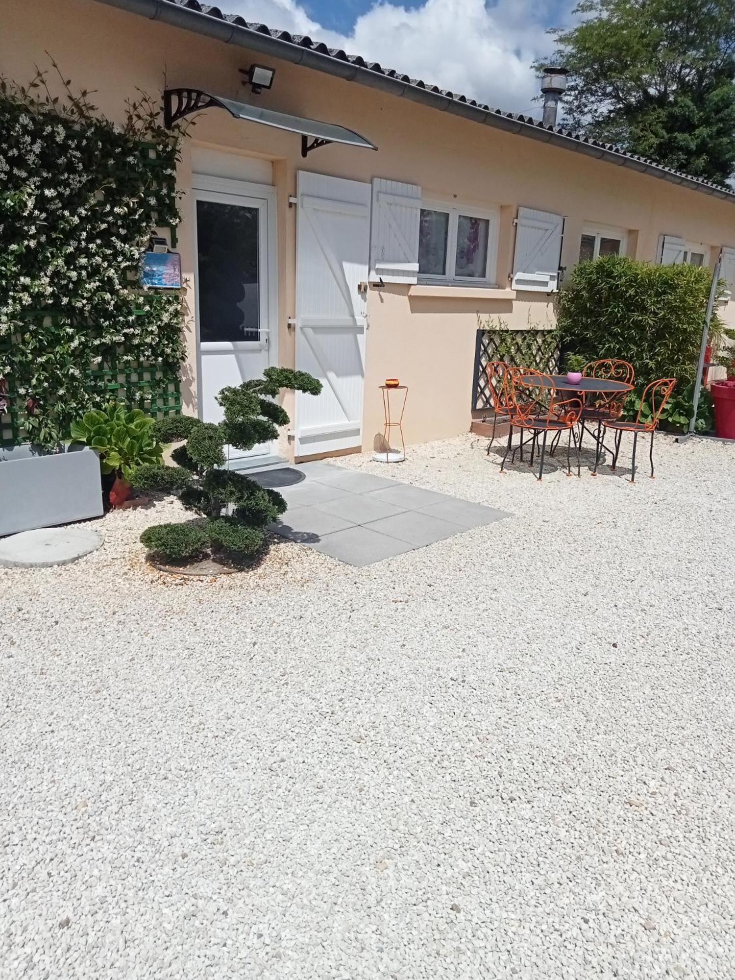 Une Pause Quelque Part Avec Recharge Pour Voiture Electrique Saint-Medard-de-Guizieres Exterior foto