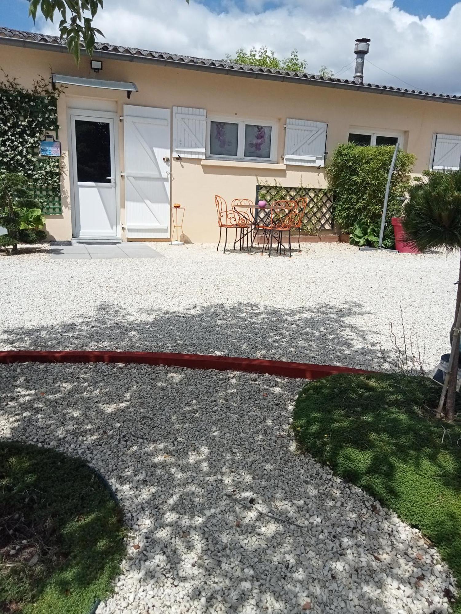 Une Pause Quelque Part Avec Recharge Pour Voiture Electrique Saint-Medard-de-Guizieres Exterior foto