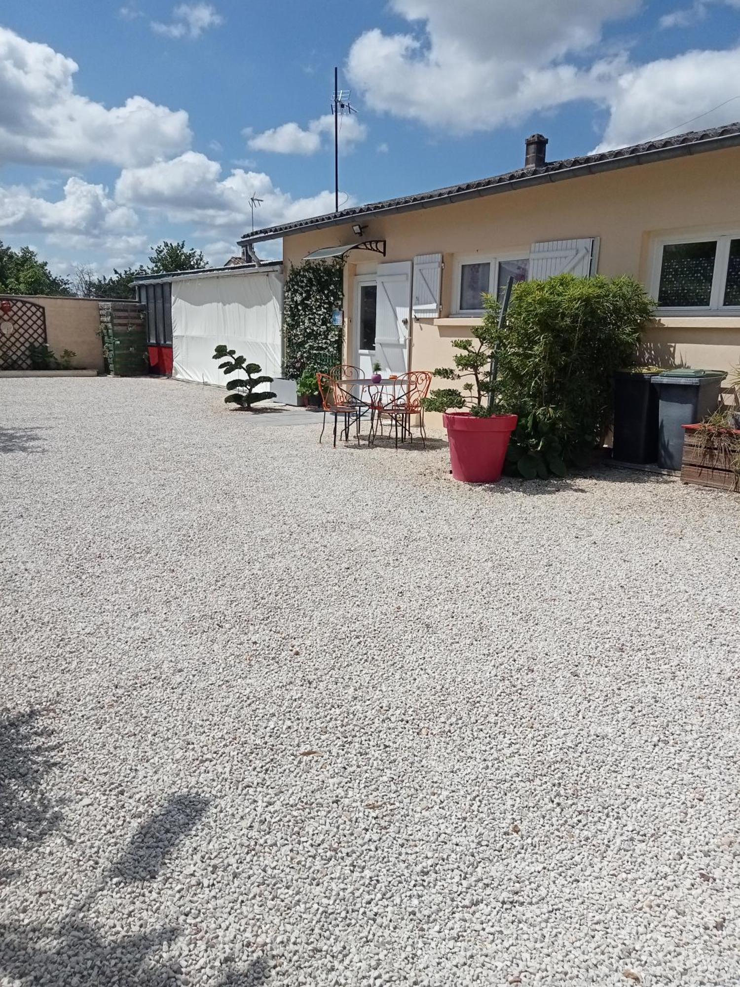 Une Pause Quelque Part Avec Recharge Pour Voiture Electrique Saint-Medard-de-Guizieres Exterior foto