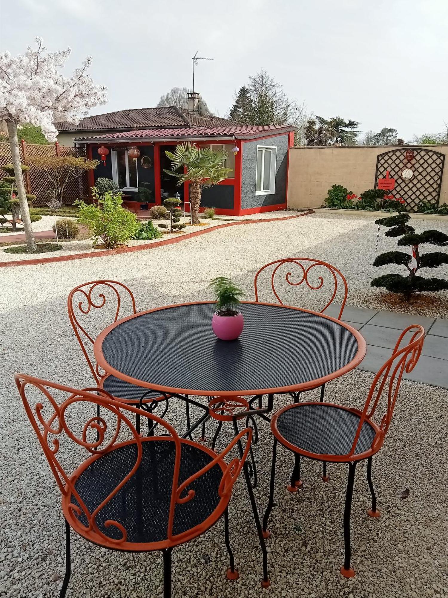 Une Pause Quelque Part Avec Recharge Pour Voiture Electrique Saint-Medard-de-Guizieres Exterior foto